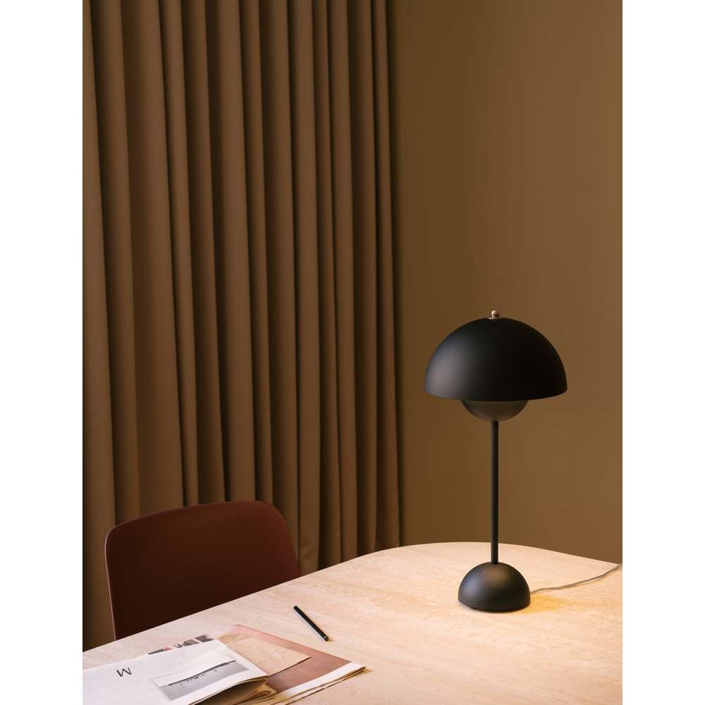 Flowerpot vp3 Bordlampe mat sort
