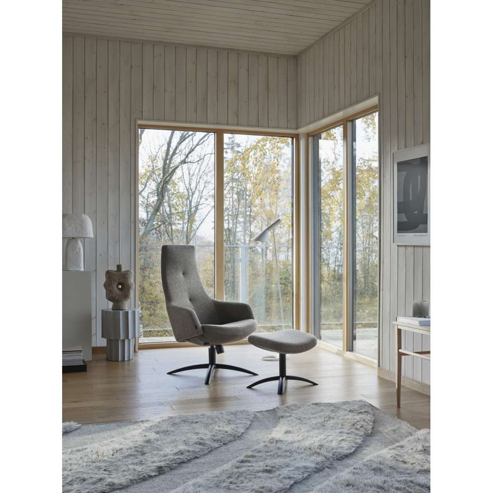 Conform Joy lænestol med fodskammel - Sort stel