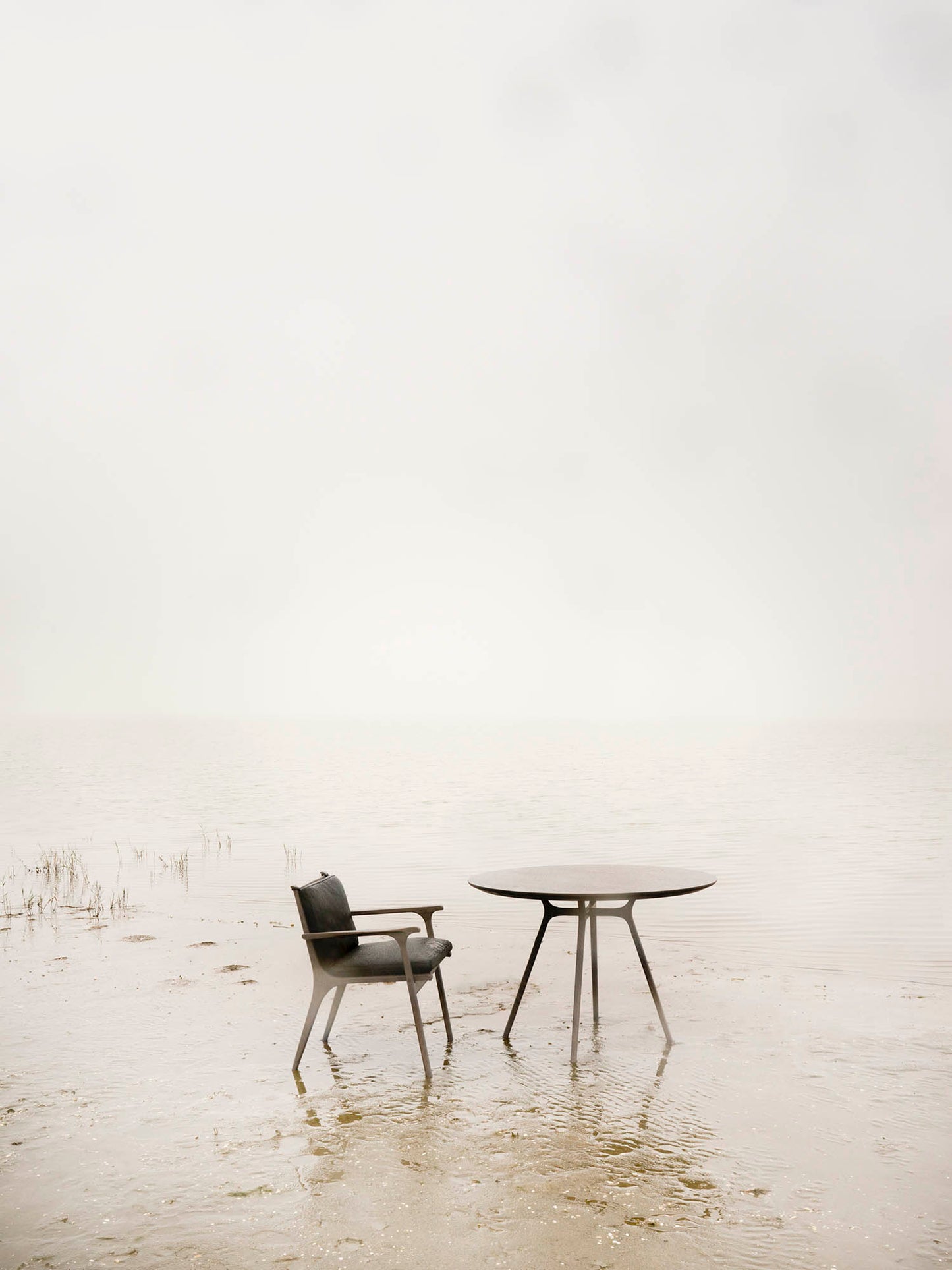 Rén Dining Table Ø110, Walnut by Stellar Works