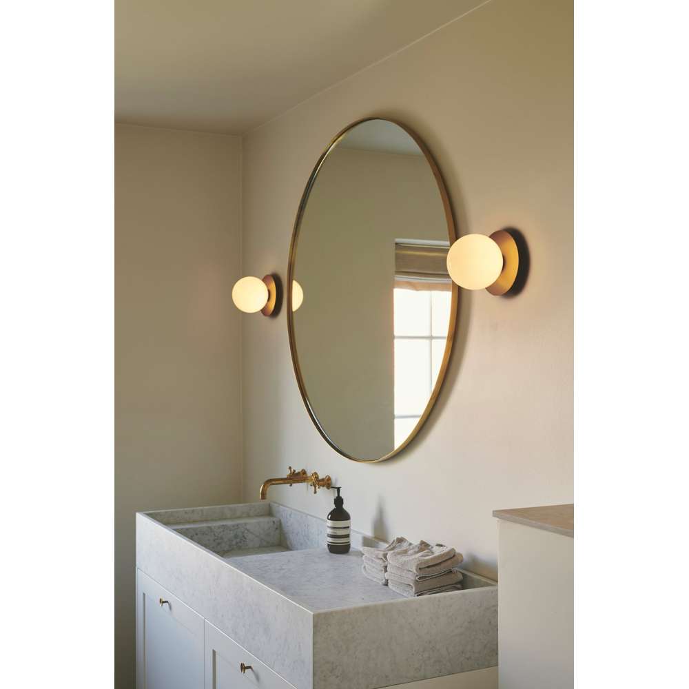 Liila 1 medium, nordic gold / opal, ip44 Væglampe