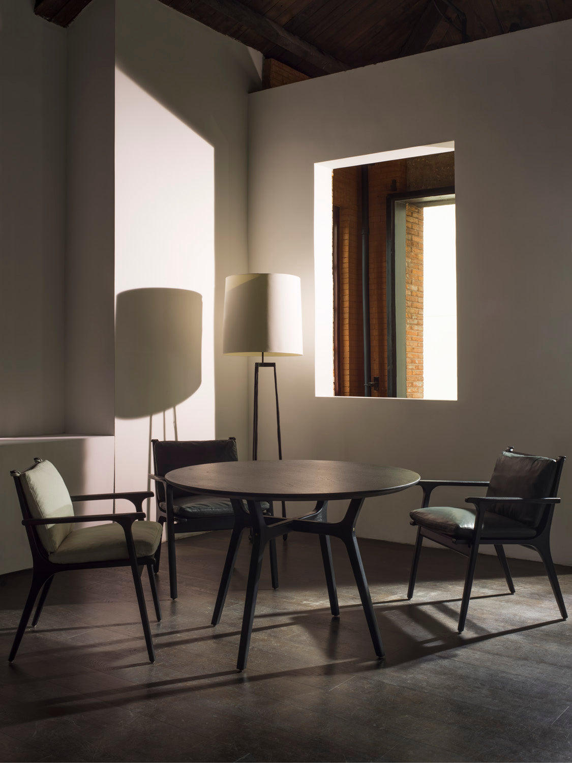 Rén Dining Table Ø110, Oak by Stellar Works